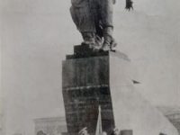Памятник Уральцам-добровольцам на привокзальной площади г.Свердловска, ныне г.Екатеринбург