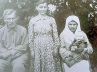 Родители Станислава Романовича, посередине сестра Люба