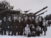 Подгорбунских в центре с орденами и планками