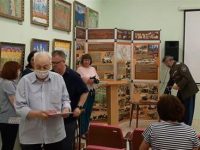 Вручение памятных сувениров