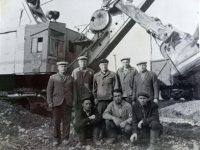 Елышев стоит в центре