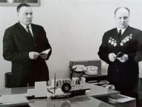 Первый секретарь ГК КПСС тов.Тренихин В.Ф. вручает Г.А. новый партийный билет