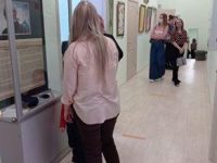 У ветрины художника