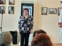 Тамара Окян читает стихотворение, посвященное медикам Карпинска
