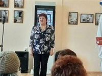 Тамара Окян читает стихотворение, посвященное медикам Карпинска