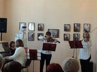 Звучит Венгерский танец в исполнении педагогов Карпинской детской школы искусств