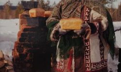 Нянь кор – хлебная печь. Александра Анямова (Мансийский поселок Треколье на Северном Урале. Фото В. Тинигина)