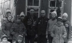 Баранцев С.Ф. с ребятами из школы №6, поездка на могилу Смолянинова