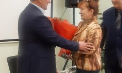 Андрей Алексеевич поздравляет автора книги Людмилу Исааковну Макееву