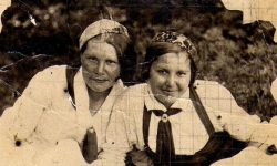 п/л на Сосьве, 1934 г. Пищулина Анна Александровна и Александрова Валентина Петровна