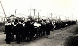 Пионеры на торжественном марше в честь дня рождения В.И.Ленина