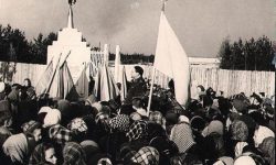 У памятника расстрелянным революционерам