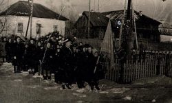 Пионеры у памятника