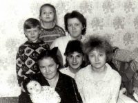 Сидят слева направо: тётя Галя (сестра мамы Романа) с внучкой Юлей на руках, Роман, Лариса (жена). Стоят: племянники Романа Коля и Катя, двоюродная сестра Светлана