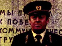 Николай Шарипович около памятника