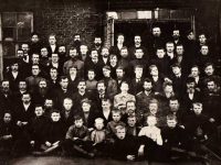 Рабочие паровозно-ремонтных мастерских 1915 – 1916 гг. Горбунов А.П.-1, Аникин А.П. – 2, Будаков Ф.П.-3, Бажин К. – 4, Дементьев И.П.-5, Свалов И.Н.-6.