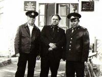 У здания Карпинской горнотехнической инспекции стоят Тодоров Леонид Дмитриевич – директор пивзавода, Латушкин Виктор Михайлович – директор по снабжению, экономике и транспорту, Мальцев Л. – начальник военкомата