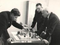 В.Н.Фёдоров за игрой в шахматы, рядом стоит Тренихин Виктор Фёдорович
