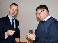 Цыганко М.В. вручает подарок директору Краснотурьинского музея Гунгеру Ю.В.