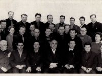 Коллектив ИТР и служащих РРЗ, 1969 г. Слева направо 1 ряд: Ярошевский К.С., Теплов И.С., Башенев А.А., Кокшаров Е.Е., Кручинин И.И., Андреев В.Я., Питателев С.П. 2 ряд: Попов А.И., Шефнер Г.А., Кениг Э.И., Буряк А.И., Найданов Ф.И., Воложенинов А.И., Прокофьев В.А., Неволин М.Ф., Константинов С.С., Алфимов Г.М., Гагарин В.Е., Купченко А.С., Мельникова А.А. 3 ряд: Манаенков И.А., Ташкинов В.В., Быстров В.Д., Мартьянов В.В., Чепчугов Г.Ф., Лютц Э.А., Андрианов М.И., Фааб Б.Б.