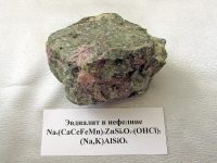 эвдиалит в нефелине