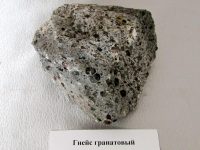 гнейс гранатовый