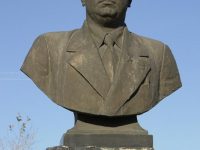 Бюст Василия Васильевича Вахрушева на площади в г. Карпинске