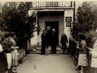 Малиновская Г.А. у входа (крайняя справа)