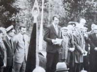 на открытии монумента выступает Страхов В.И. – председатель Карпинского горисполкома
