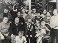 Иван Васильевич в окружении родственников