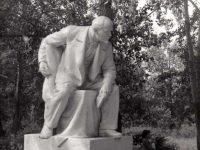 Памятник В.И. Ленину в парке ДКУ