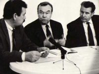 интервью в редакции газеты, 1990-е годы