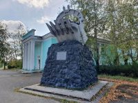 памятник у кинотеатра “Горняк”