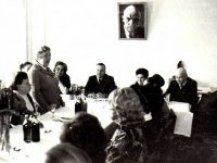 22 апреля 1966 г. чествование лекторов и пропагандистов в горкоме партии, выступает Денисюк Лидия Яковлевна. В центре сидит Тренихин В.Ф, слева – Павлова Н.И.