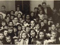 Нина Ивановна с воспитанниками, 1950-е годы