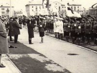 Нина Ивановна слева в профиль (в пальто и белом берете)