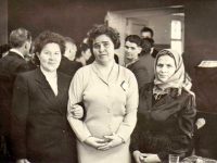 Павлова Нина Ивановна в центре