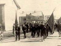 дети детского дома на демонстрации, справа – директор Павлова Нина Ивановна, 1950-е гг.