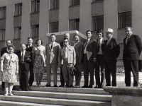 у здания администрации крайняя слева Павлова Н.И.