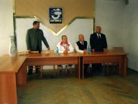 Сергей Поляков с отцом, зам. главы Карпинска С.Н. Индиковым и зав. по спорту В.Ф. Куренковым, 2004 год