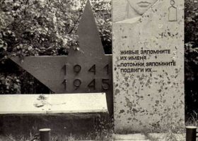 памятник павшим в годы ВОВ. установлен возле п о Карпинсклес