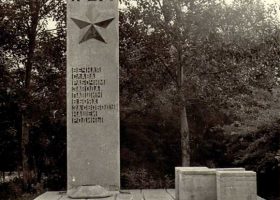 памятник павшим в годы ВОВ. установлен у Рудоремонтного завода