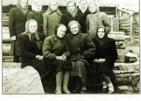 Во дворе школы № 4, 10 класс, 1954 год