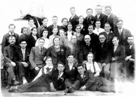 1941 г.Выпускники 10-го класса с учителями. Директор школы Дудин Н.А.