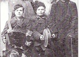 Кислых Петр Николаевич, справа с гармошкой