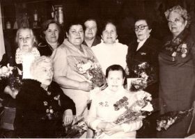 1. Офицеры медицинской службы, К.И. Гагарина, вторая справа (стоит)