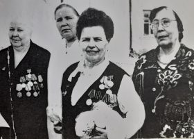 2. Гагарина К.И. стоит справа