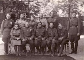 Золотарёва Антонина Николаевна, 1944 год. третья слева (стоиит) обработанное фото
