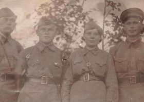 военное фото, вторая справа Ратова (Золотарева) А.Н.