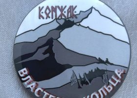 100 руб значок (2)